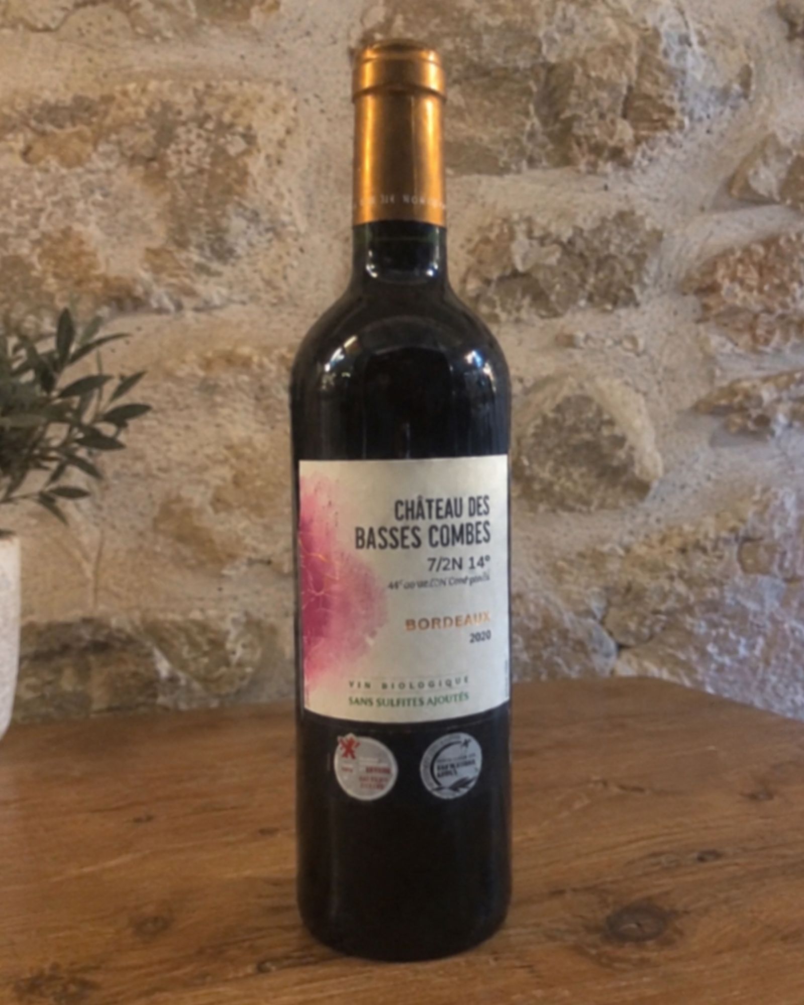 Photo reçue du vin rouge Château des Basses Combes devant un mur en pierre